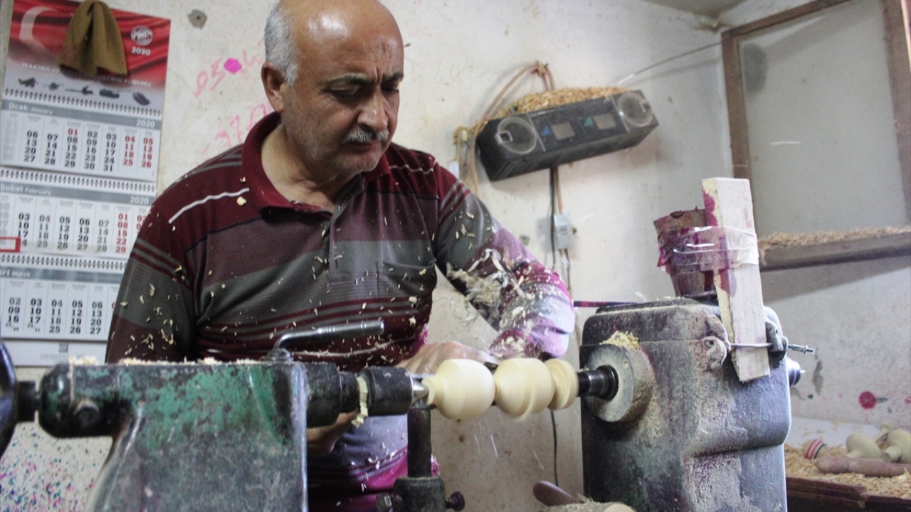 Günde 250-300 topaç yapabildiğini anlatan Demirbaş, "Kardeşimle açtığımız torna atölyesine gelen topaç siparişini yaparak bu işe başladık. Rağbet görünce de devam ettik. Kardeşim emekli oldu ben hala devam ediyorum." dedi. 