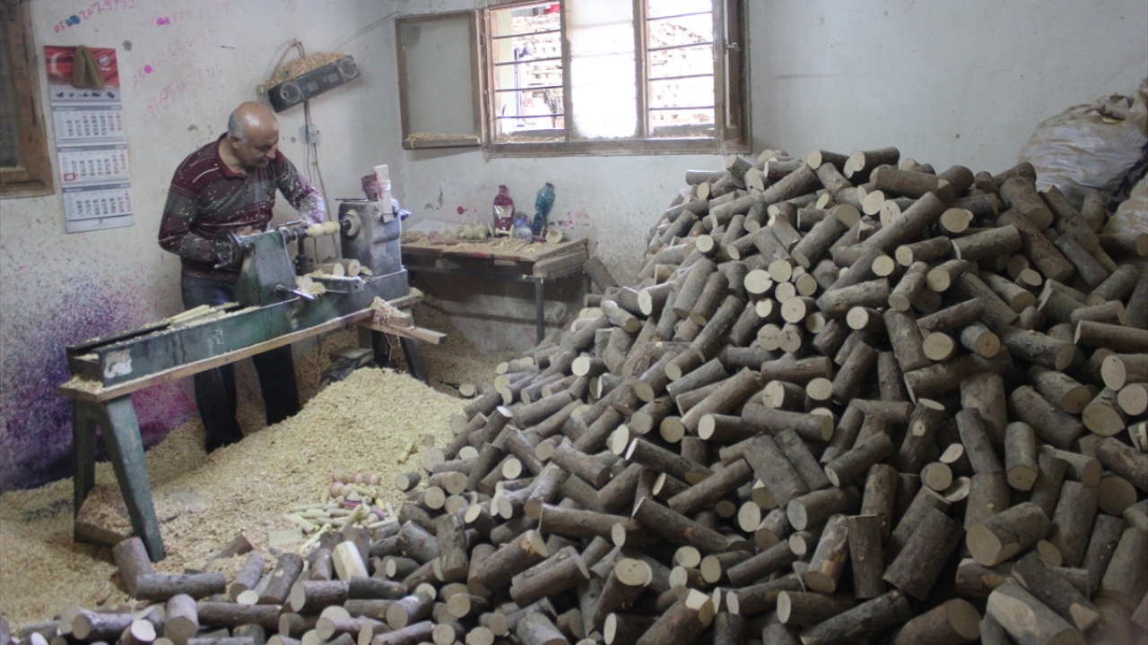 Kurtuluş Mahallesi`ndeki atölyesinde çam, dalgara, portakal, demircik, zeytin ağacı kullanarak topaç yapan Demirbaş, bunları boyayıp iple bütünleştirerek oyuncağa dönüştürüyor. 