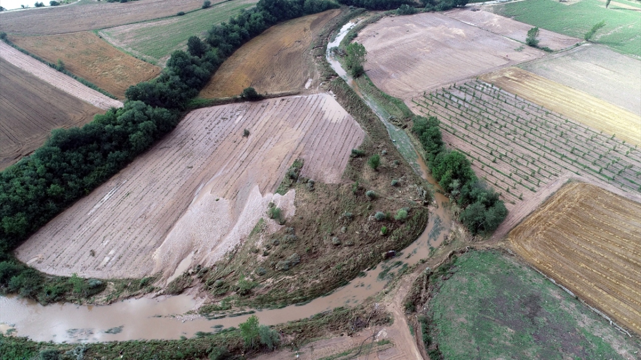 Dün akşam saatlerinden itibaren etkili olan yağmur, bazı köyler ile Üsküp beldesinde ekili alanlara zarar verdi. 