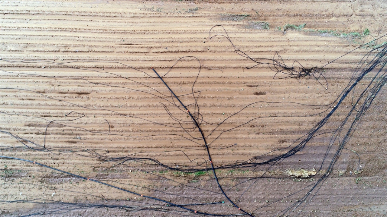 Özelikle Üsküpdere köyünde tarım arazileri su altında kaldı.