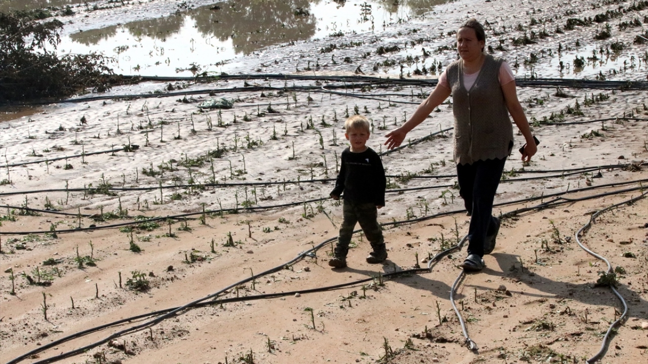 Tüm kurumların yağışlara hazırlıklı olduğunu anlatan Bilgin, vatandaşların özellikle yağış anında ve yağış beklenen dönemde dere kenarları ve vadilerden uzak durmalarının gerektiğini söyledi.