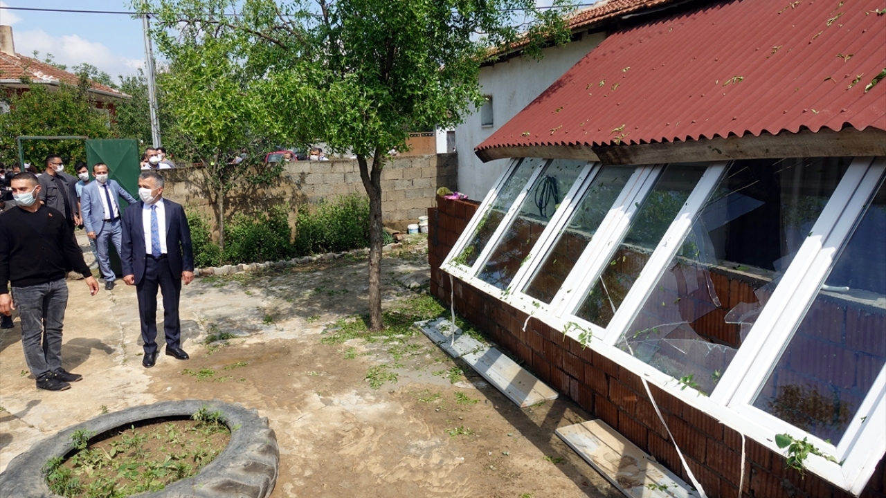 Ekiplerin çalışmalarını inceleyerek yetkililerden bilgi  alan Bilgin, köyde zarar gören ev ve tarım arazilerini gezerek, vatandaşların istek ve sıkıntılarını dinledi.