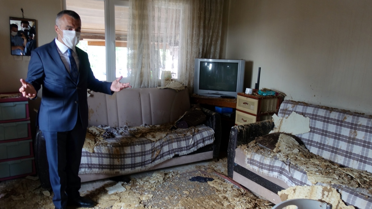 Vali Bilgin, dün akşam saatlerinden itibaren etkili olan yağmur, dolu ve fırtına nedeniyle ev ve tarım alanlarının zarar gördüğü Üsküpdere köyünde incelemede bulundu.