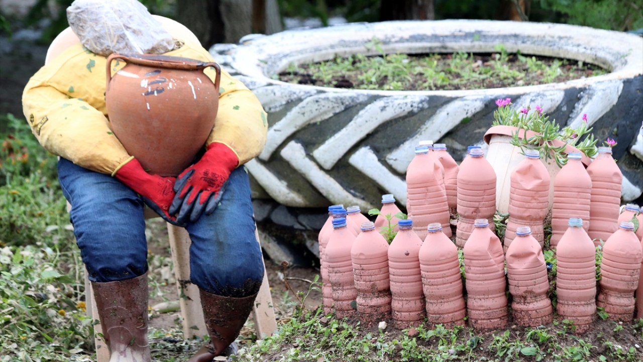 Sabahın erken saatlerinde kontrol amacıyla gittiği tarlasında büyük hasar meydana geldiğini ifade eden Boz, zararlarının çok büyük olduğunu dile getirdi.