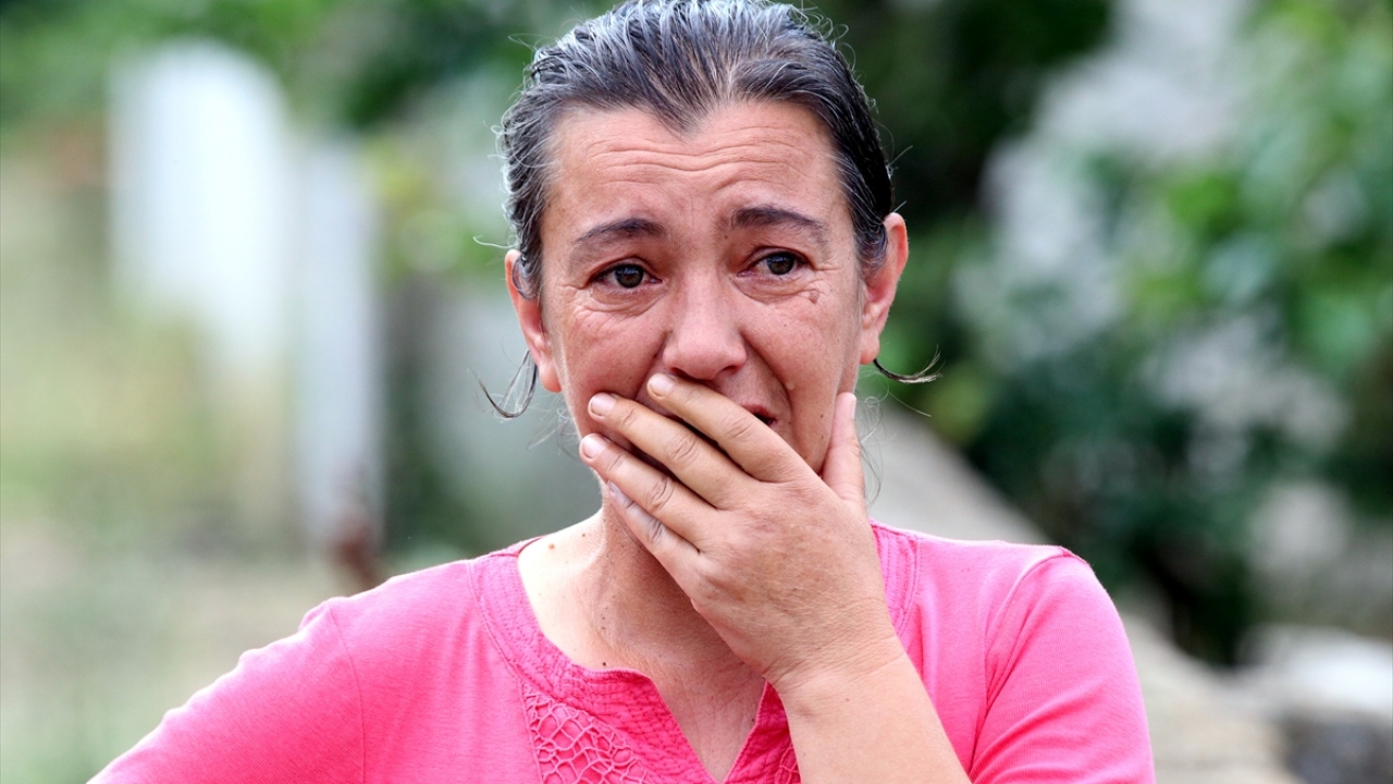 Geçimini sebzecilik ile sağlayan Gülizar Boz ise tarlasını kontrol ettikten sonra gözyaşlarına hakim olamadı.