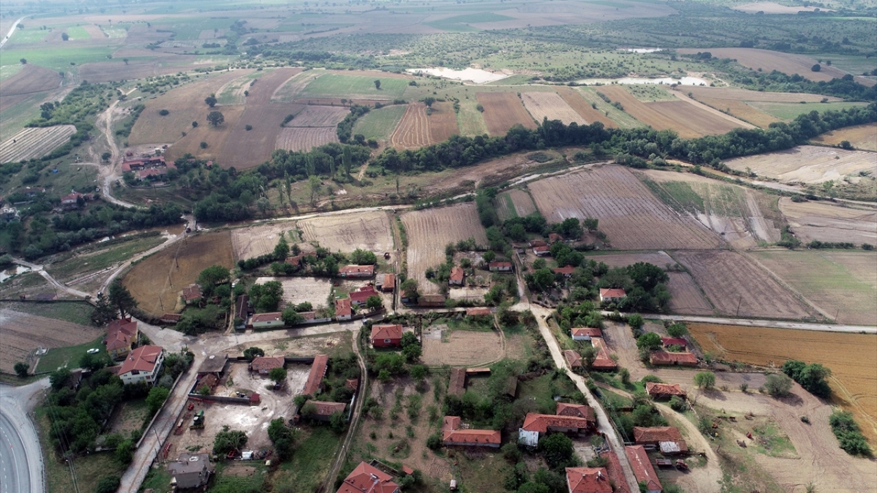 Köyde 18 küçükbaş hayvanın kayıp olduğunu vurgulayan Bilgin, ekiplerin küçükbaş hayvanların bulunması içinde çalıştıklarını kaydetti.
