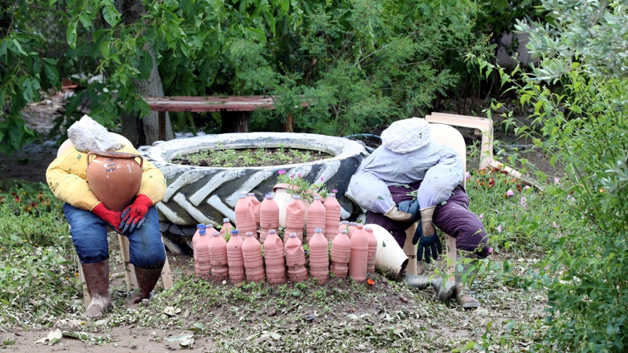 Kırklareli Afet ve Acil Durum Müdürlüğü (AFAD) ile Çevre ve Şehircilik Müdürlüğü ekipleri sağanak, dolu ve fırtınanın etkili olduğu Üsküpdere köyünde evlerde hasar tespit çalışmalarına başladı.