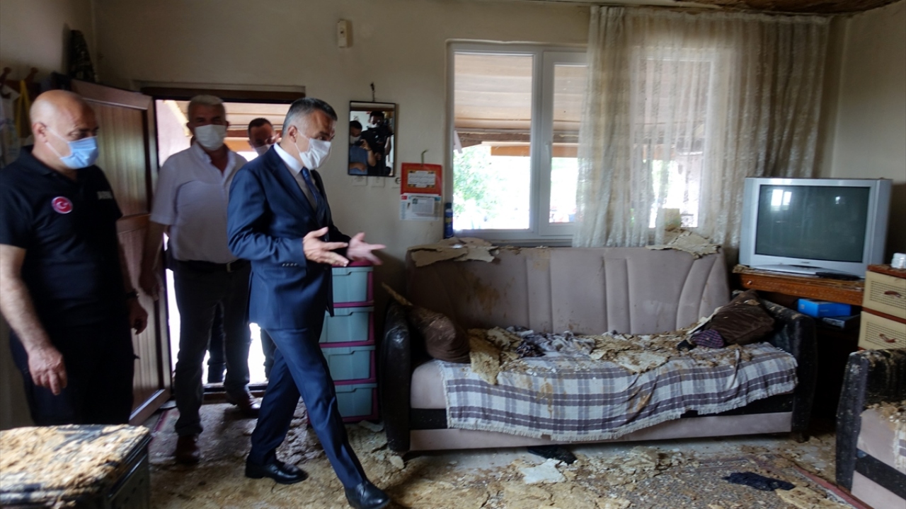 Bazı evlerde de orta ve az dereceli hasarlar meydana geldiğini anlatan Bilgin, ekiplerin bölgede hasar tespit çalışmalarını sürdürdüğünü kaydetti.