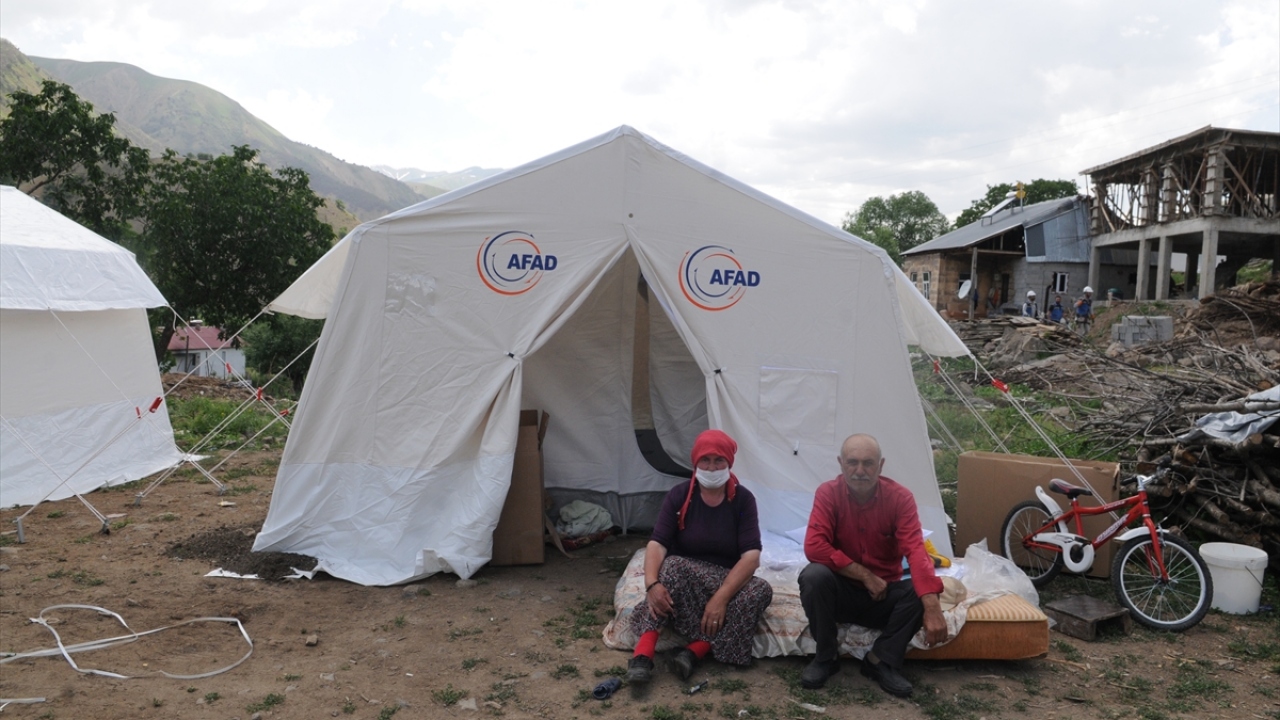 İlde önceki gün yaşanan, merkez üssü Karlıova ilçesi olan, güvenlik korucusu Cengiz Pullu`nun şehit olduğu, 18 kişinin yaralandığı depremin yaralarının sarılması için Cumhurbaşkanı Recep Tayyip Erdoğan`ın talimatıyla başlatılan çalışmalar sürüyor.