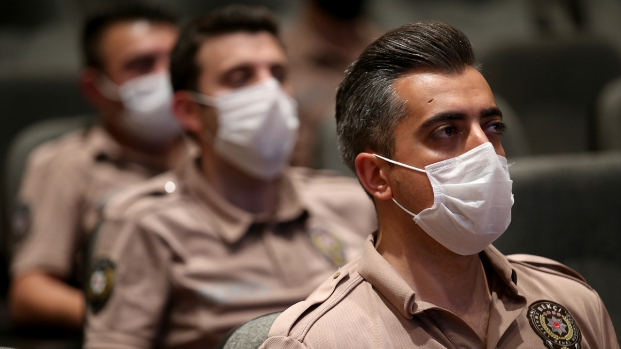Polis Akademisi Başkanlığı koordinesinde çarşı ve mahalle bekçilerine yönelik hazırlanan geliştirme eğitimi programı teorik ve pratik olarak uygulanıyor.