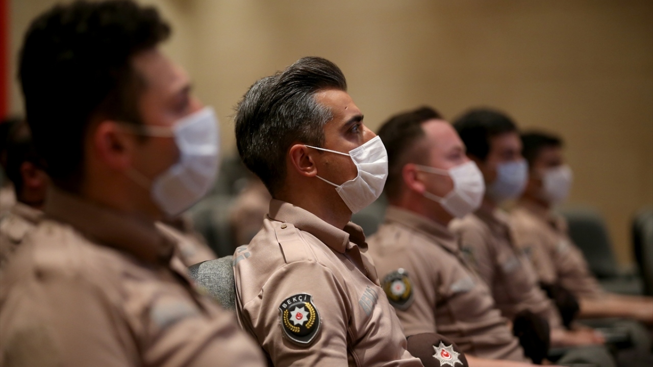 Toplam 21 saatlik eğitimlerden, 81 ildeki 28 bin 265 çarşı ve mahalle bekçisi faydalanıyor. Eğitimlerin yaklaşık 3 aylık periyotlarla yenileneceği belirtiliyor.