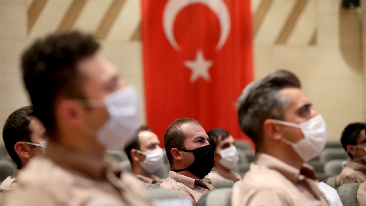 İlk bölümü teorik konulardan oluşan program kapsamında Ankara ve İstanbul`da İl Emniyet Müdürlüklerine bağlı eğitim şubelerince düzenlenen eğitimler, AA kameraları tarafından kaydedildi.