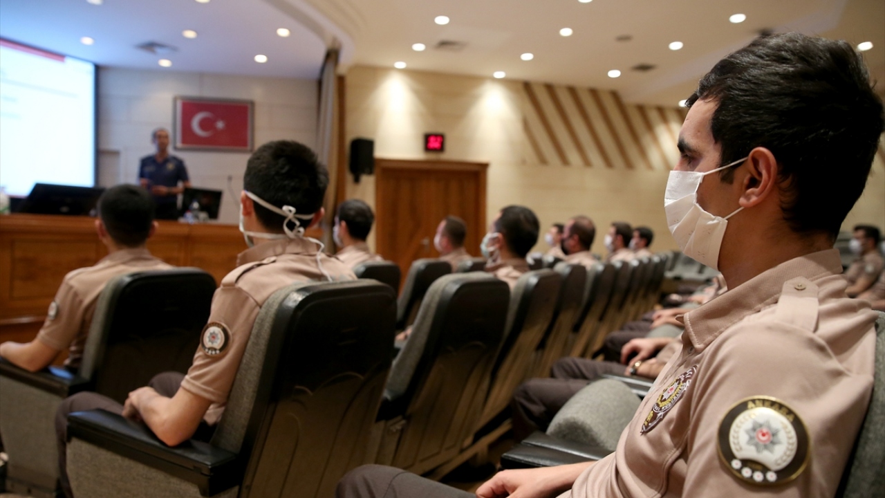 Faaliyette, uzman personelden ders konuları halkında detaylı ve uygulamalı bilgiler alan bekçi adaylarının, koronavirüs tedbirleri kapsamında salon ve dersliklerde sosyal mesafe kurularına uyarak eğitimleri takip ettikleri görüldü.