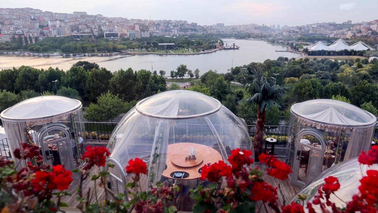 İstanbul`un simgelerinden "Golden Horn/Altın Boynuz" olarak bilinen Haliç`teki bir restoran da normalleşme sürecinde aldığı farklı önlemle dikkati çekiyor. 