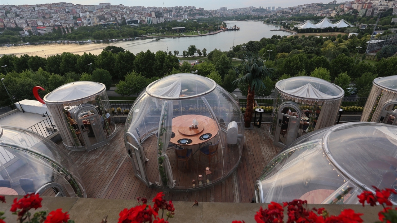 Koronavirüsle mücadele kapsamında bir süre kapalı kalan kafe ve restoranlar, normalleşmeyle birlikte sosyal mesafe ve hijyen tedbirlerine uyarak misafirlerini ağırlamaya başladı. 