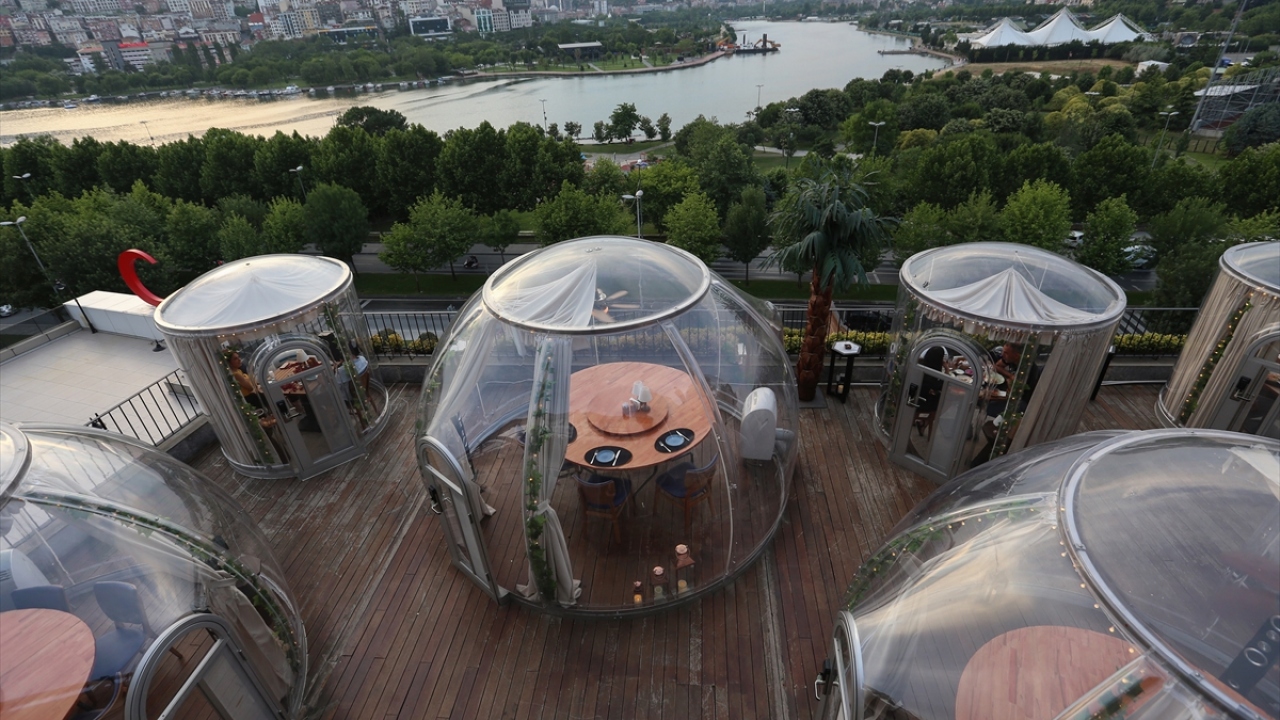 Açık alanda hizmet verilen restoranda, her bir masa polikarbondan oluşturulan odaya konuluyor. Misafirler tamamen izole bir ortamda yemeklerini yerken, adeta "fanus" içerisinde Haliç manzarasını seyredebiliyor. 