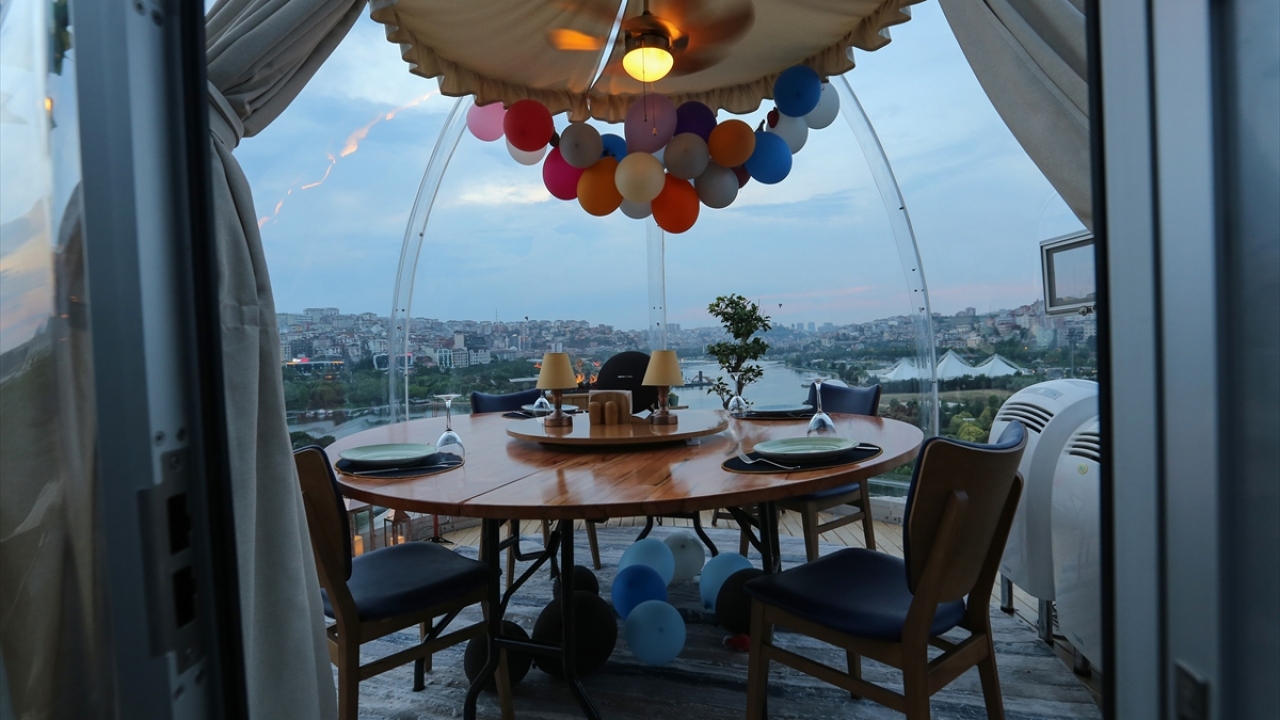 Restoran sahibi Cevdet Aysay, yaptığı açıklamada, Covid-19`un Çin`de ortaya çıkmasının ardından, bu salgının daha büyük olduğunu düşünerek farklı bir konsept geliştirdiklerini söyledi. 