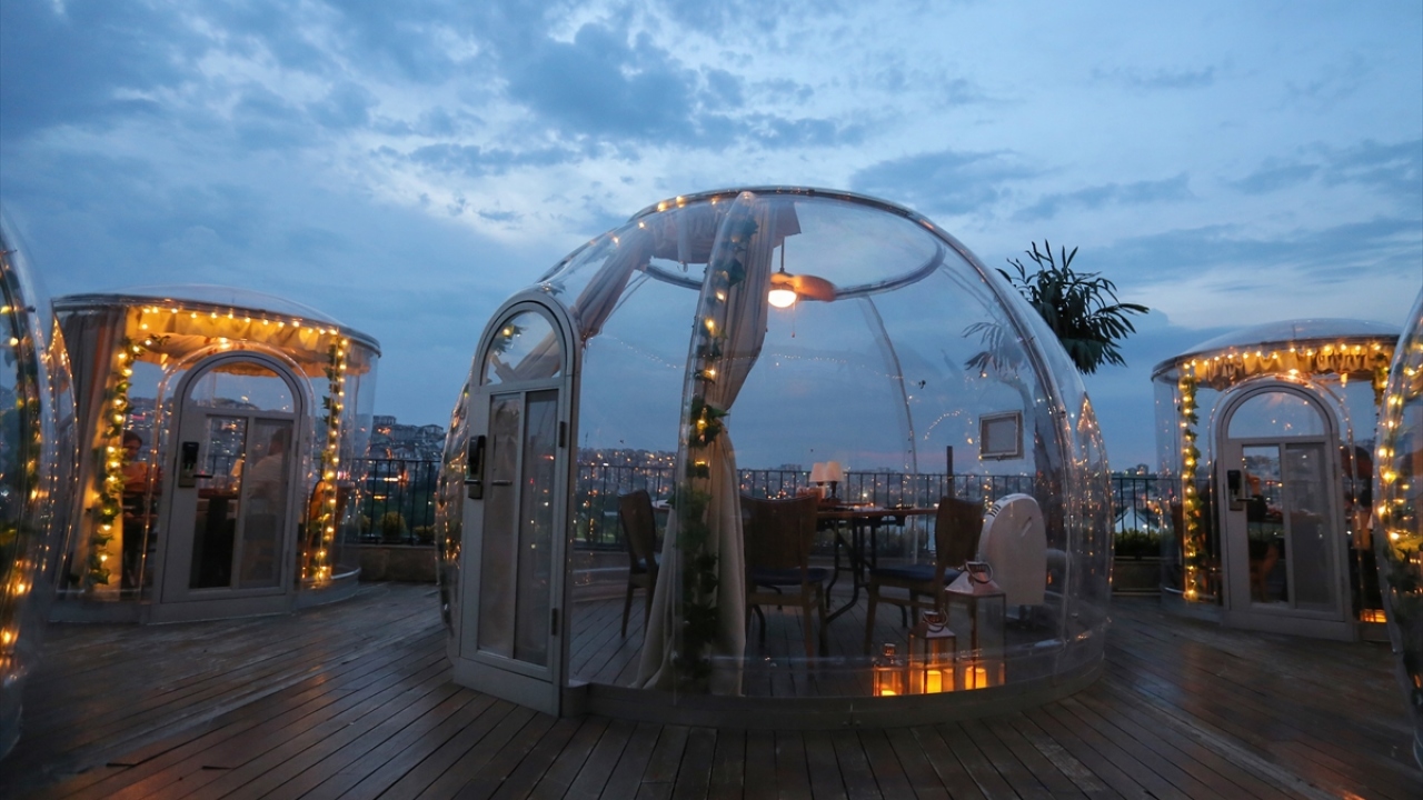 Instagram sayfasından gördükleri fanus uygulamasını meslektaşlarıyla çok beğendiklerini belirten Beştaş, güvenli bir şekilde İstanbul`un eşsiz manzarasına karşı bu özel anı paylaşmaktan mutluluk duyduklarını dile getirdi. 