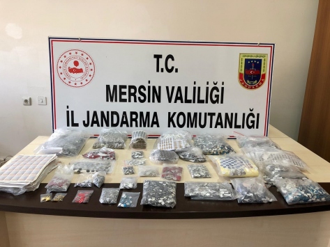 Mersinde kaçak araç kumandası ve logosu operasyonu
