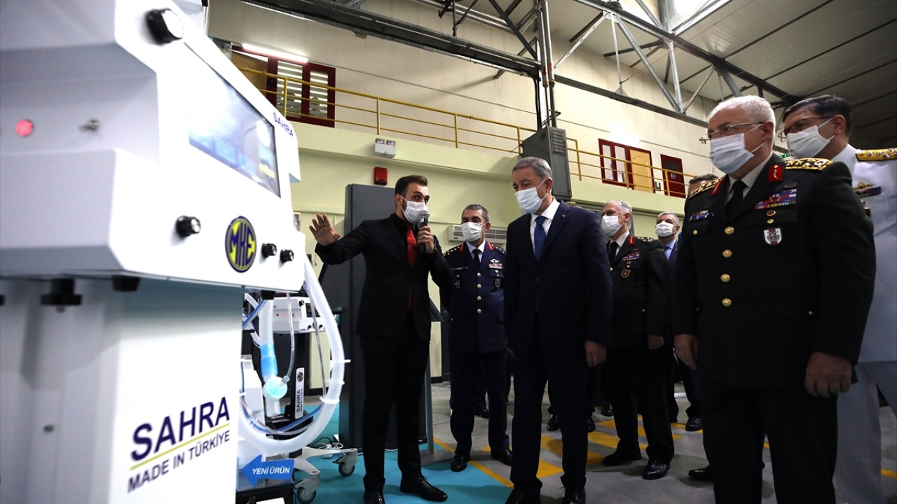 Akar, Makina ve Kimya Endüstrisi Kurumu (MKEK) tarafından üretilen Sahra solunum cihazını yakından inceledi.