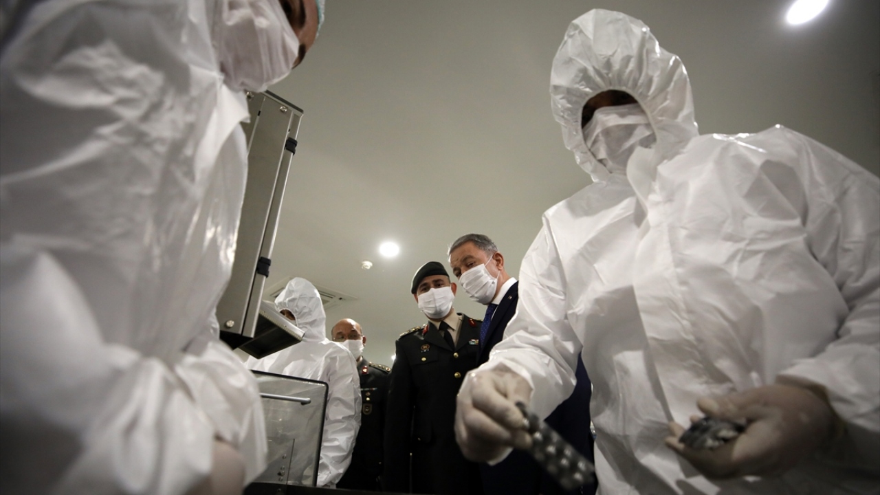 Milli Savunma Bakanı Hulusi Akar, beraberinde TSK Komuta Kademesi ile MSB`ye ait İlaç Fabrikasında inceleme ve denetlemelerde bulundu.