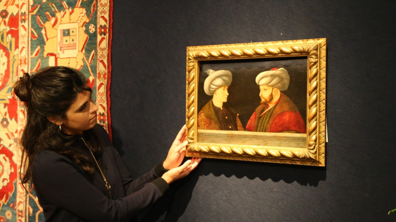 İtalyan ressam Gentile Bellini’nin (1429-1507) atölyesinden çıktığı tahmin edilen portrenin, ya bizzat ressam ya da öğrencilerinden biri tarafından yapıldığı düşünülüyor.