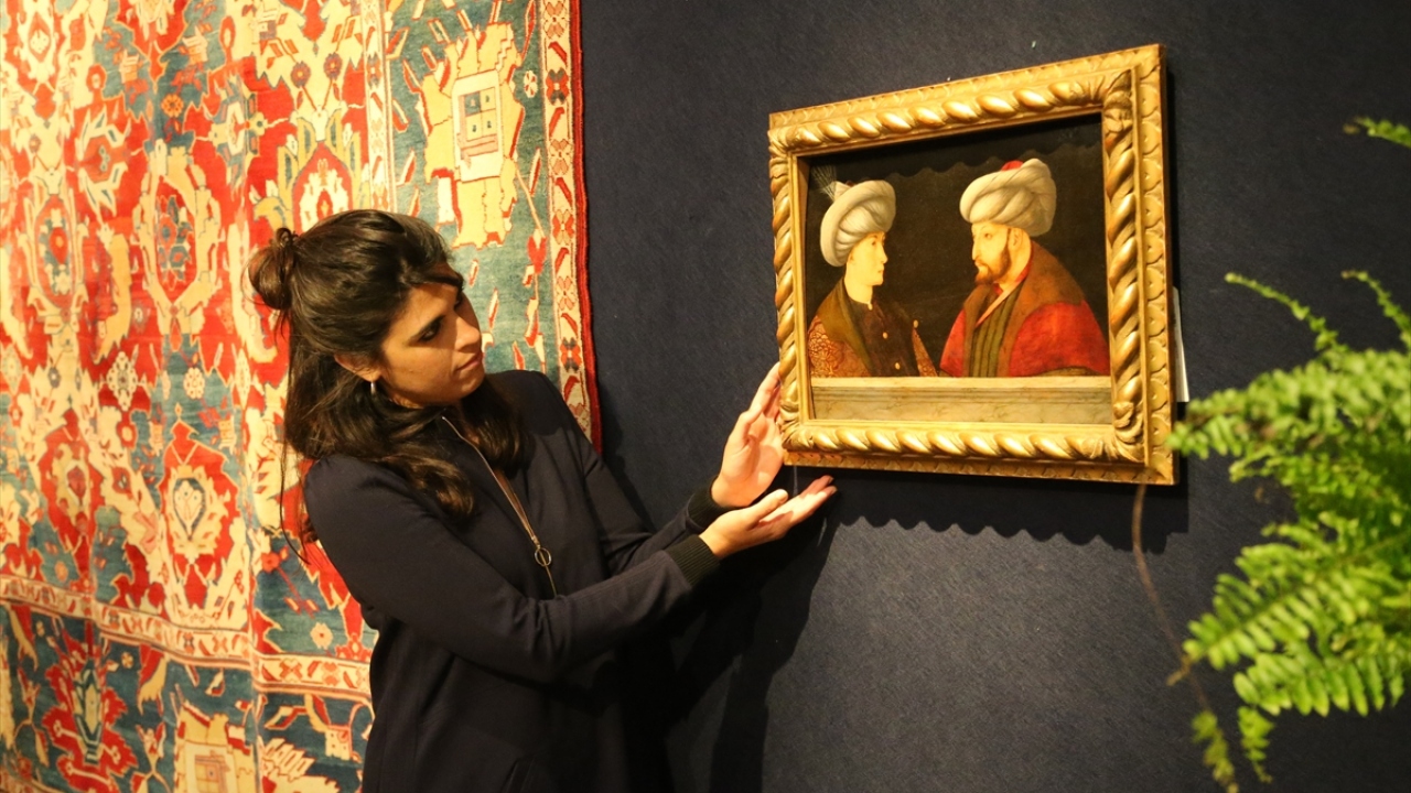 Portrenin büyük gizemlerinden birinin Fatih Sultan Mehmet’in yanında resmedilen ikinci figür olduğunu belirten Plumbly, şunları kaydetti: