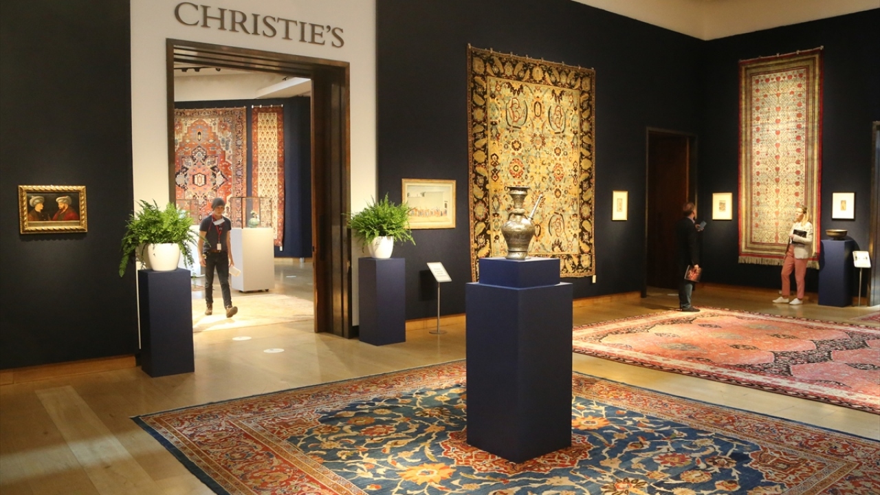 Müzayede evi Christie’s’in 25 Haziran’da Londra’da gerçekleştireceği müzayede kapsamında satılacak Fatih Sultan Mehmet portresine 500 bin ila 740 bin dolar (yaklaşık 3 milyon 400 bin ila 5 milyon TL) değer biçiliyor.