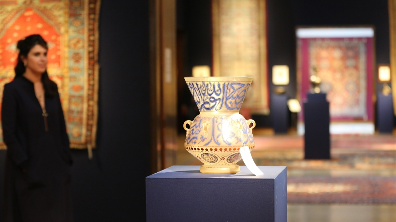 Bunların en ünlüsünün ise yine Bellini imzasını taşıyan portre olduğunu ve Londra’da Ulusal Galerinin koleksiyonunda bulunduğunu kaydetti.