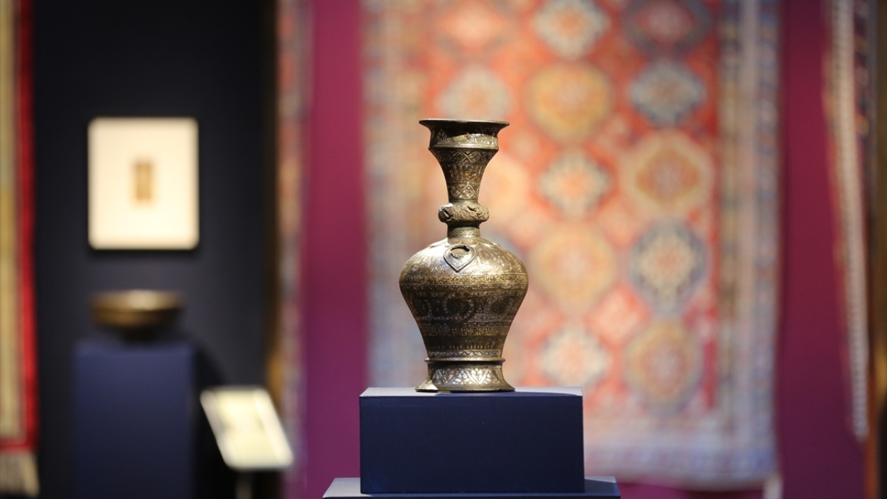 Müzayedede satışa sunulacak eserler arasında 17. yüzyıla ait ahşap Osmanlı tavanı, çok sayıda İznik çinisi ile Sultan 3. Murat için hazırlanmış Siyer-i Nebi yazması ile Bedir Savaşı sonrasını resmeden bir sayfa da yer alıyor.