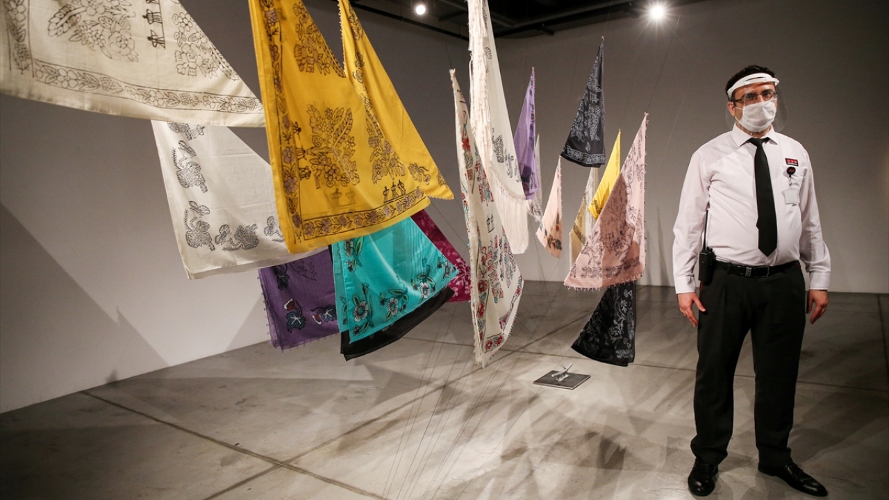 Yaklaşık 3 aydır kapalı olan mekanlar, mevcut sergilerini mesafe ve hijyen tedbirlerine uyarak sanatseverlerin ilgisine yeniden sundu.