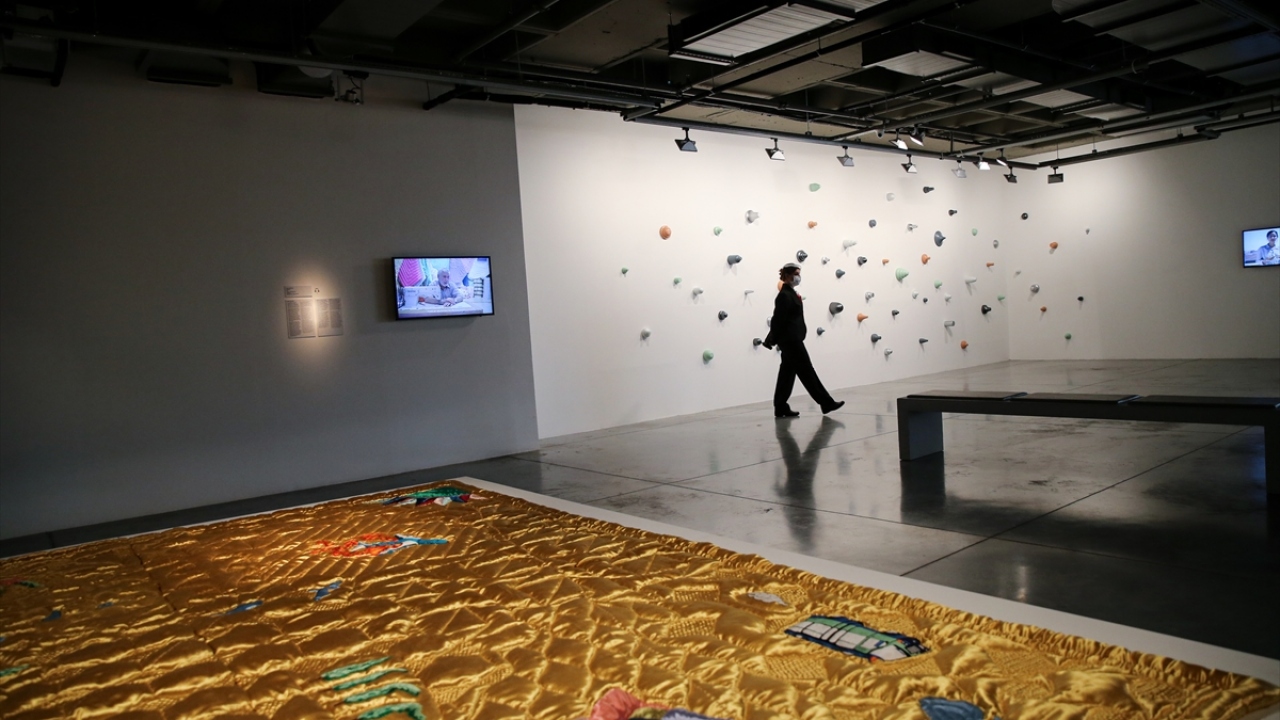 Müzelerde bulunan mağaza, cafe, restoran, kütüphane gibi alanlar için de tedbirler uygulanırken, vestiyer, otopark ve biletleme gibi hizmetlerde farklı yöntemler uygulanabiliyor.