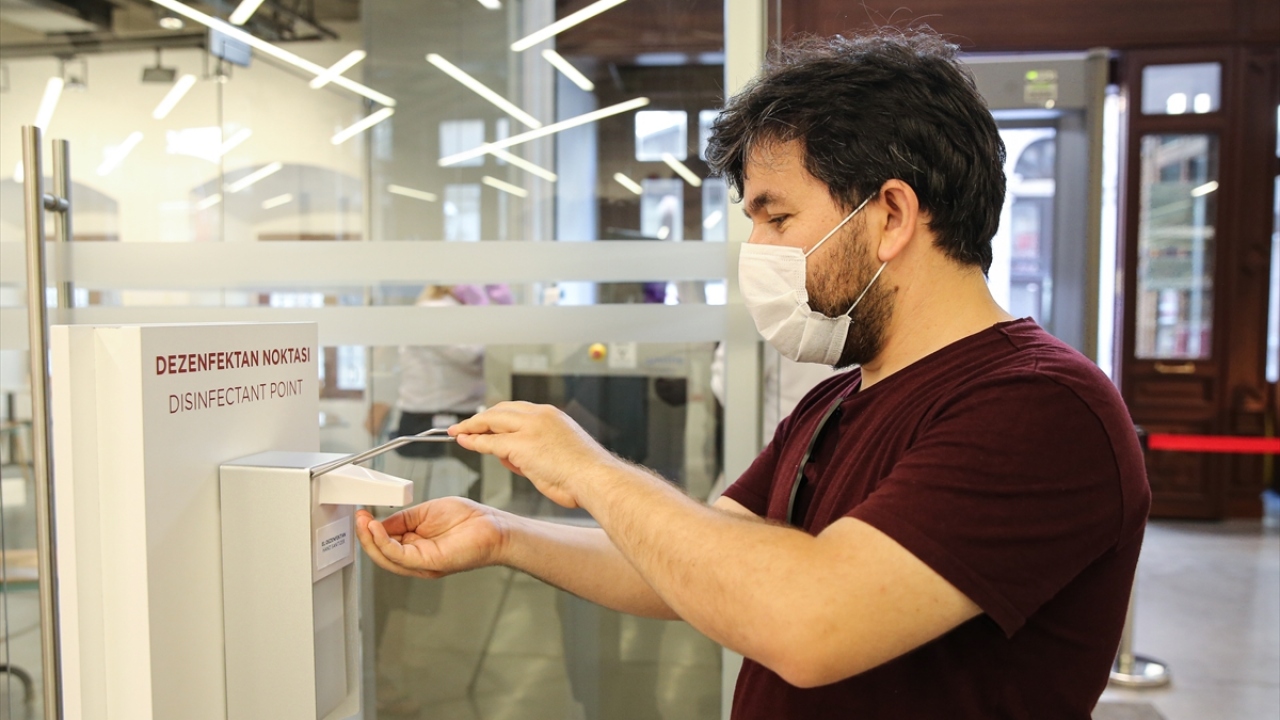 Çalıkoğlu, bundan sonraki süreçte dünyada bütün sanat kurumlarının hem fiziki hem çevrim içi ortamda ziyaretçi ağırlamayı sürdüreceği değerlendirmesini yaptı.