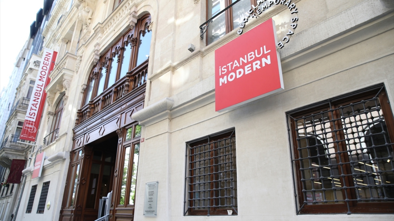 İstanbul Modern`in ziyarete açılmasıyla koleksiyon sergisi, "Misafirler: Sanatçılar ve Zanaatkarlar" sergisi ve "Lütfi Özkök: Portreler" adlı fotoğraf sergisi izleyiciyle buluşuyor.