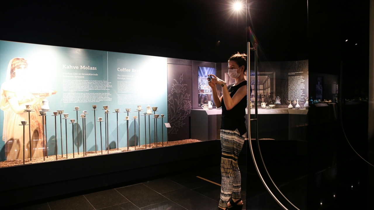 İstanbul Modern Direktörü Levent Çalıkoğlu, yaptığı açıklamada, kapalı oldukları 3 ayın çok yoğun geçtiğini ve ziyaretçilerine dijital platformlarda güncel içerikler sunduklarını söyledi.