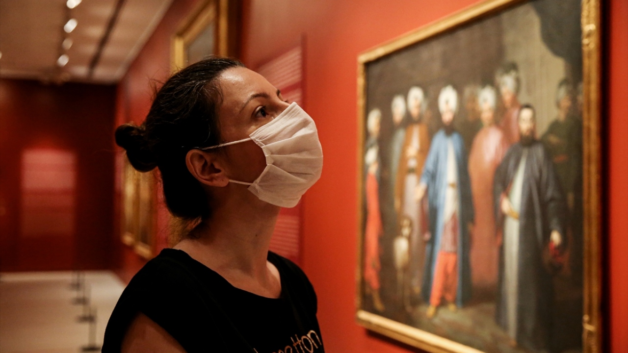 Girişte ateş ölçülmesi, el dezenfektanı kullanılması ve maske takma zorunluluğu, bütün mekanların ilk kuralları arasında yer alıyor.