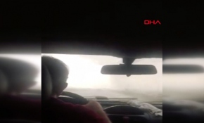 Seyir halindeki otomobile yıldırım isabet etti