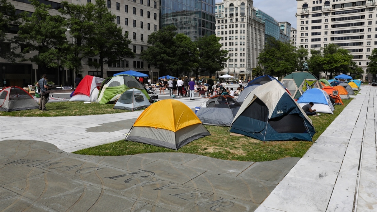 36 saatlik oturma eylemine devam eden göstericiler Washington DC Polis Departmanı`nın finansal kaynaklarının kesilmesi talebinde bulundu.