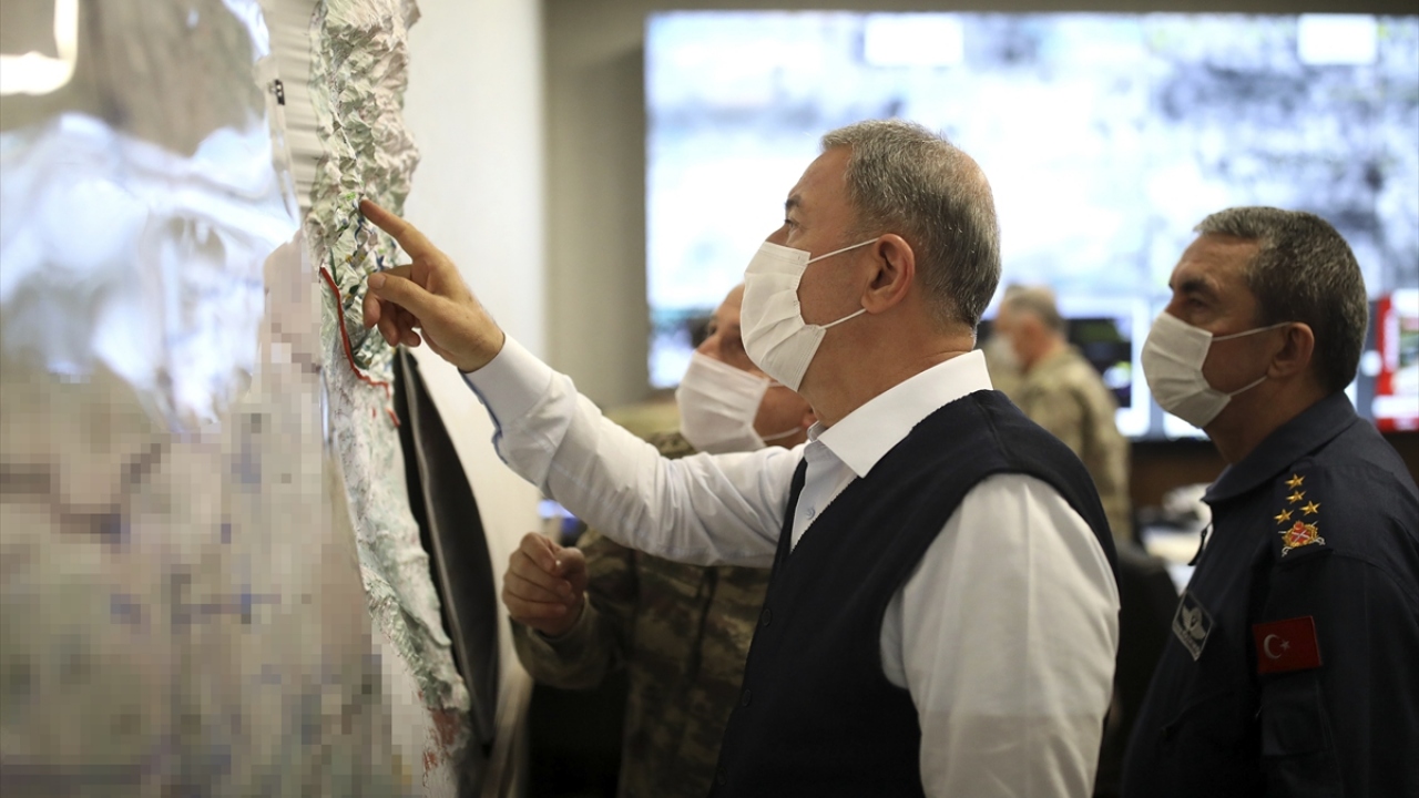 Atışlarla bölgenin yumuşatılması sonrasında yapılan hava hücum harekatında belirlenen bölgelere komandolar karadan ve havadan sızma harekatı icra etti.