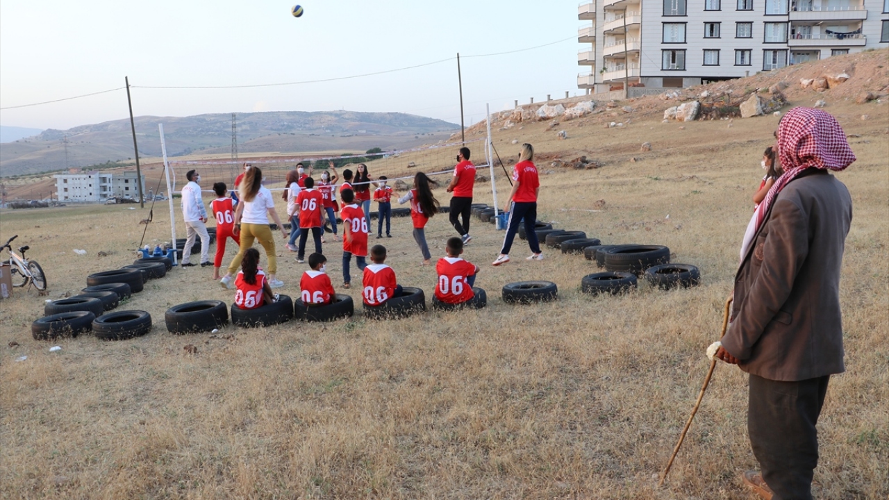 TVF İl Temsilcisi Cihat Akınay, yönetim kurulu üyeleri ve voleybol hakemleri, temin ettikleri atıl araç lastikleriyle Afetevler Mahallesi`ndeki boş arazide oluşturdukları voleybol sahasında maç yapan çocukları ziyaret etti.