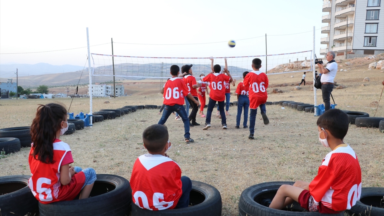 Çocuklara voleybol seti ve A Milli Erkek ve Kadın Voleybol Takımlarının formalarını hediye eden Akınay birlikte kurdukları sahada voleybol oynayarak çocukların mutluluğuna ortak oldu.