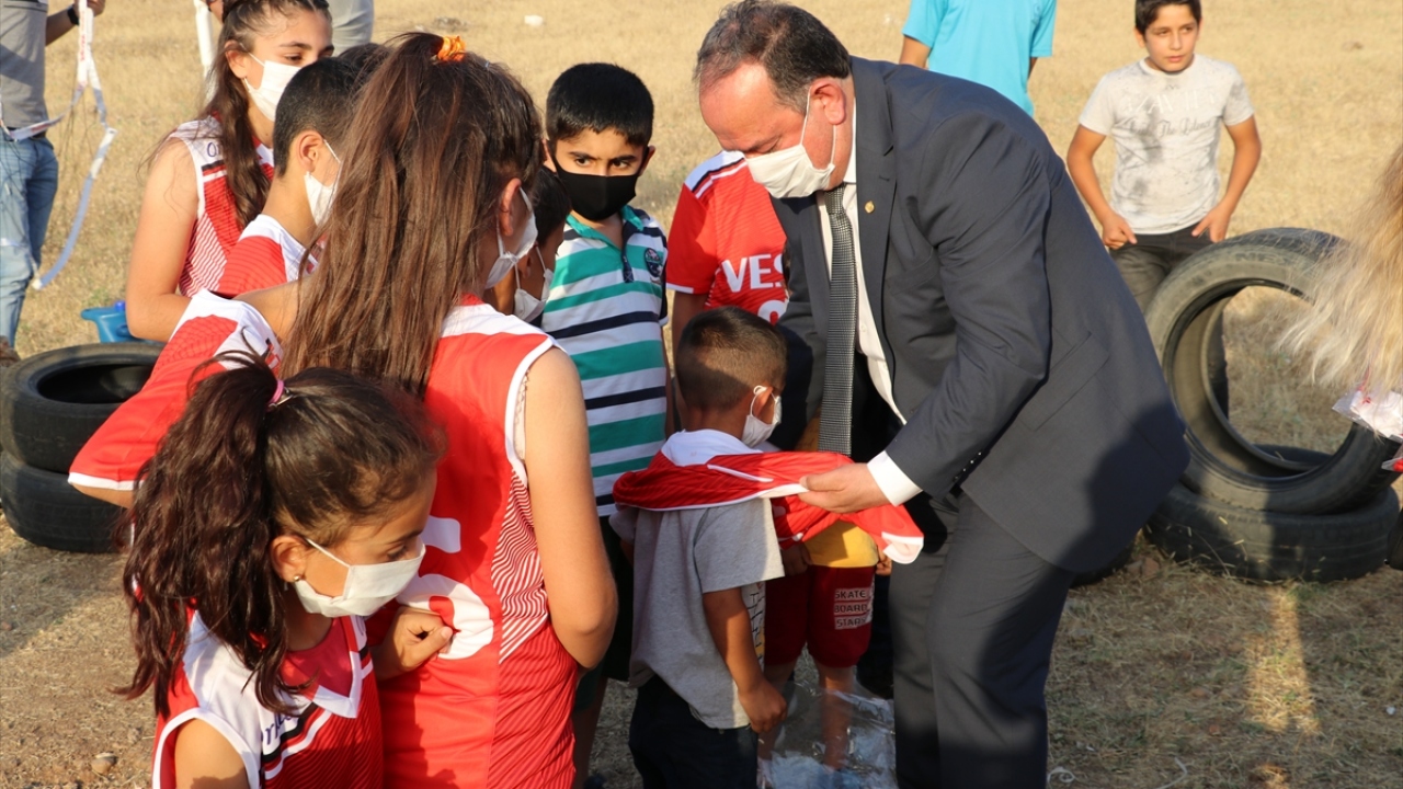 Akınay yaptığı açıklamada, AA`nın lastiklerden voleybol sahası yapan çocuklara ilişkin haberinin Türkiye`de ses getirdiğini söyledi.