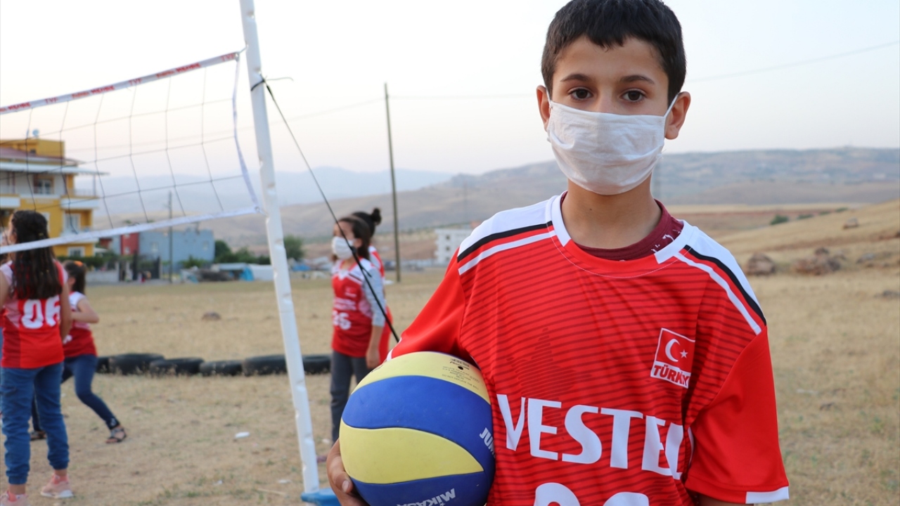 Kenan Sercan (12) da yeni spor tesisi yapılana kadar yeni file, voleybol topu ve formayla oynayacakları için sevinç yaşadıklarını söyledi.