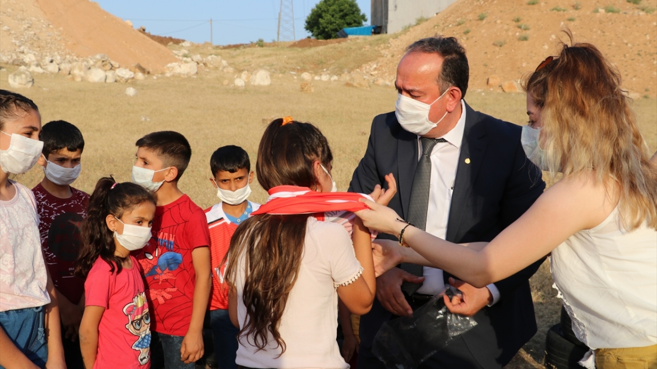 TVF Başkanı Üstündağ`ın da bu çocuklara voleybol seti göndereceklerini açıkladığını aktaran Akınay, şöyle konuştu: