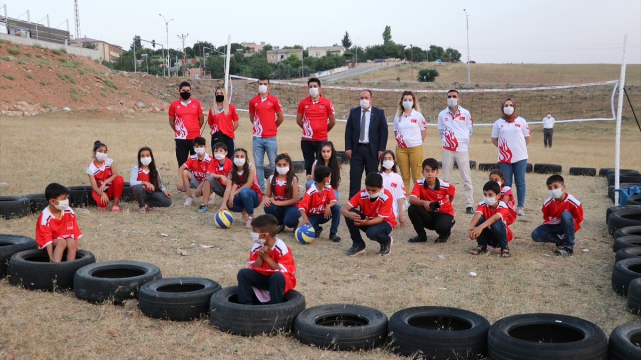 "Bundan sonra artık iş bize düşüyor." diyen Akınay, il temsilciliği olarak çocukları sık sık ziyaret edip  onlara voleybol eğitimi vereceklerini bildirdi.