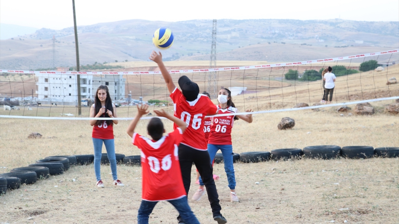 "Futbol topu ağır olduğu için elimizi acıtıyordu"