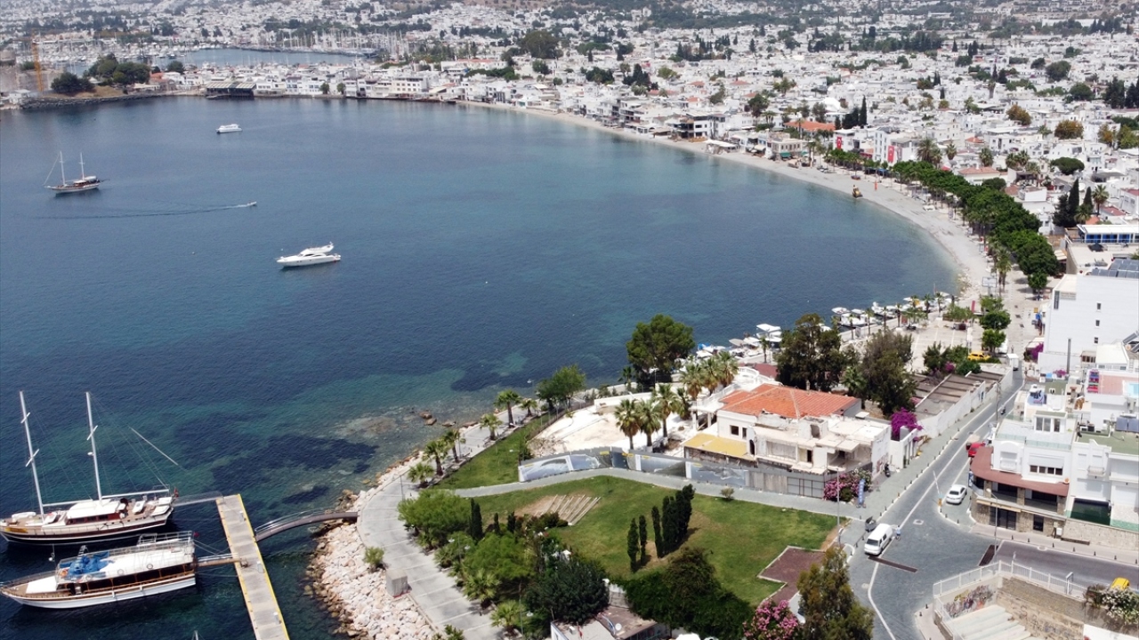 Muğla`daki dünyaca ünlü sahillerin birçoğu, mavi bayraklarını dalgalandırarak misafirlerini ağırlıyor.