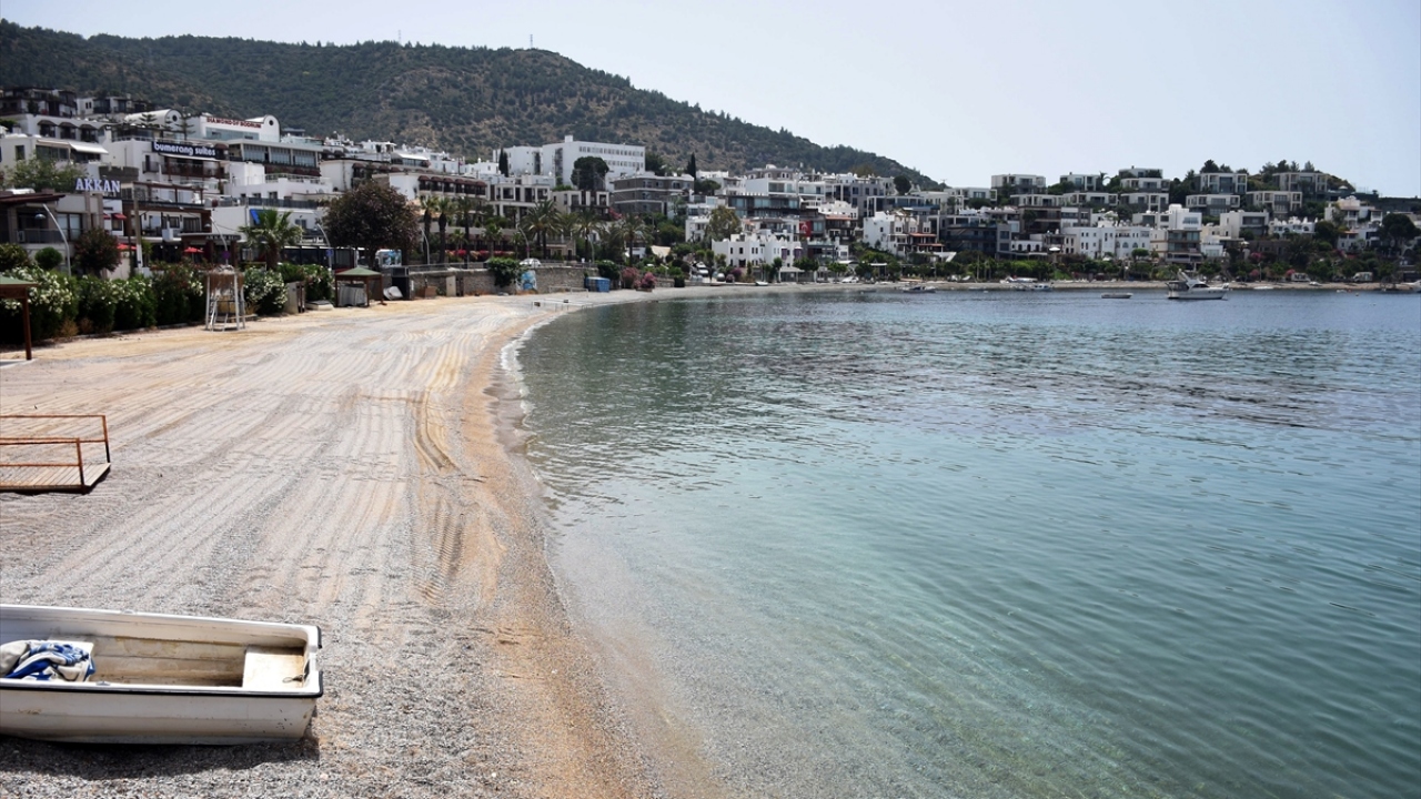 Şezlong, şemsiye ve yürüyüş yolları sosyal mesafe kuralına göre düzenlenen, bakım onarım çalışmasıyla yeni döneme hazırlanan mavi bayraklı plajlar, yepyeni bir görünüme kavuştu.