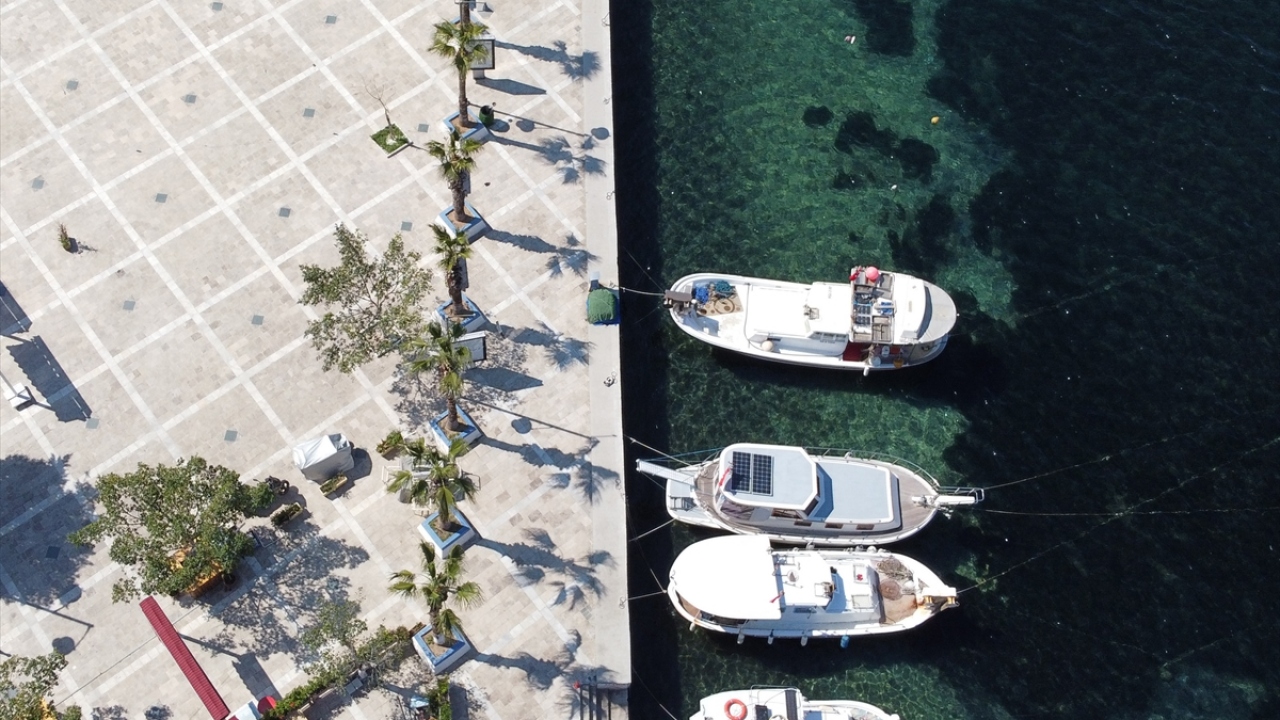Muğla ve ilçelerinde, mavi bayrak için gerekli kriterlerin yazılı olduğu panoların yerleştirildiği plajlar ve marinalar, turistlere güven telkin ediyor.