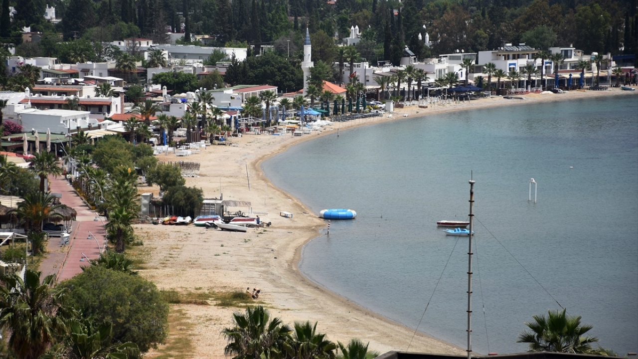 Muğla Kültür ve Turizm Müdürü Zekeriya Bingöl, mavi bayrağın, bulunduğu plajdaki denizin temiz olduğunu ve gerekli güvenlik önlemlerinin alındığını gösterdiğini söyledi. 